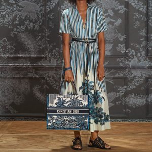 Сукня в синьо-блакитний принт під пояс