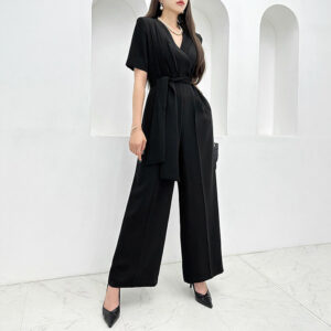 Комбінезон чорного кольору на запах під пояс