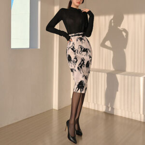 Костюм, трикотажний гольф та силуетна спідниця в принт