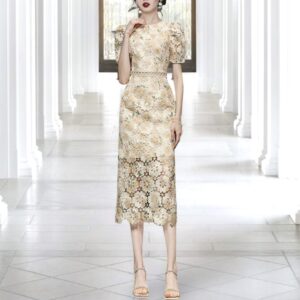 Сукня футляр з квіткового мережива нюдових кольорів