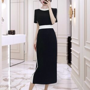 Сукня футляр чорна з білими вставками та коротким рукавом