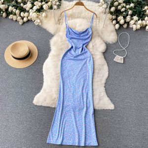 Сукня приталена на бретелях блакитного кольору