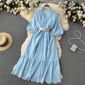 Сукня з бавовни на гудзиках попереду та воланом по низу спідниці блакитного кольору