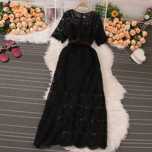 Сукня чорна з мережива прямого крою