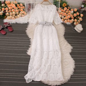 Сукня біла з мережива прямого крою