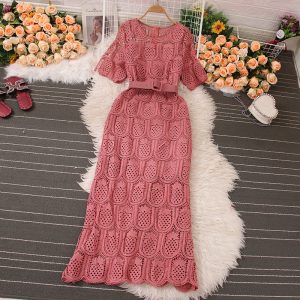 Сукня теракотового кольору з мережива прямого крою