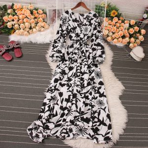 Сукня з V-подібним вирізом біла в чорний принт