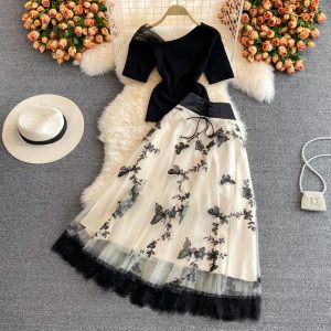 Костюм чорна блуза та спідниця в метелики