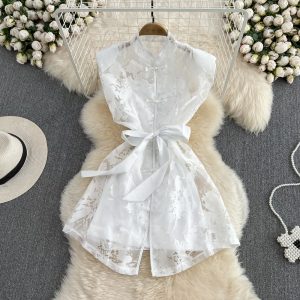 Блуза з органзи в візерунок під пояс білого кольору