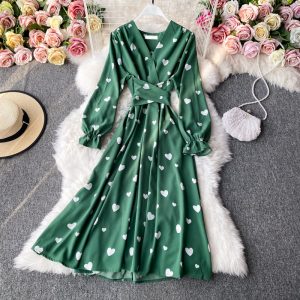 Сукня V-подібним вирізом зелена в дрібний білий принт