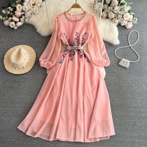 Сукня рожева, оздоблена вишивкою по талії