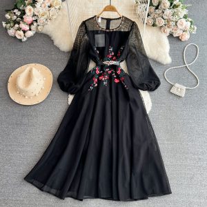 Сукня чорна, оздоблена вишивкою по талії