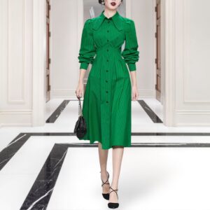 Сукня-сорочка зеленого кольору приталена