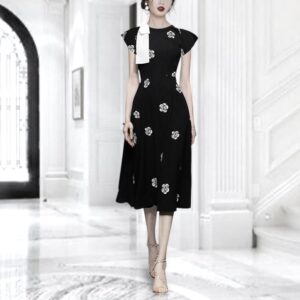 Сукня чорного кольору в вишиті білі квіти
