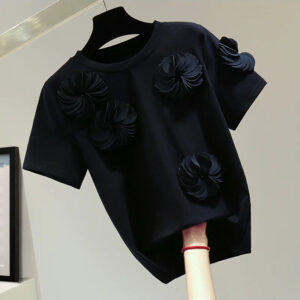 Футболка чорного кольору прикрашена декоративними квітами