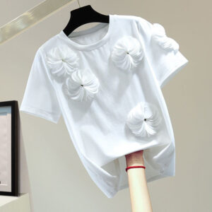 Футболка білого кольору прикрашена декоративними квітами