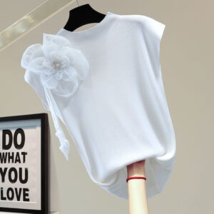 Футболка білого кольору без рукавів прикрашена чорною квіткою