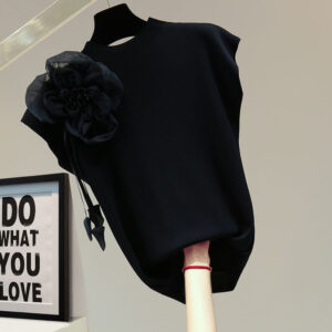 Футболка чорного кольору без рукавів прикрашена квіткою в колір