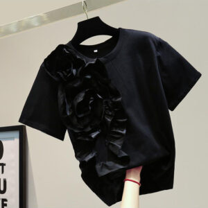 Футболка чорного кольору прикрашена декором з тканини