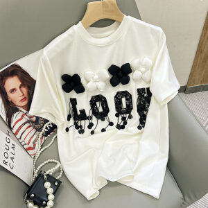 Футболка білого кольору прикрашена чорно-білим декором