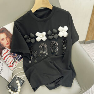 Футболка чорного кольору прикрашена чорно-білим декором