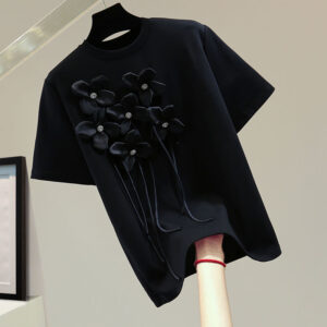 Футболка чорного кольору прикрашена квітковим декором