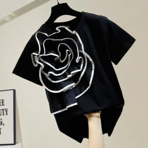 Футболка чорного кольору прикрашена чорно-білою квіткою з органзи