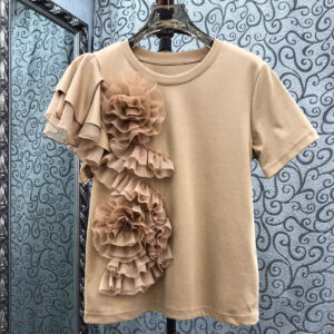 Футболка бежевого кольору асиметрична