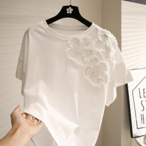 Футболка білого кольору прикрашена квітковим декором з тканини