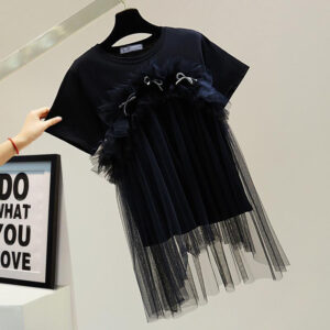 Футболка чорного кольору прикрашена сіткою в колір