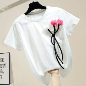 Футболка білого кольору прикрашена букетом квітів