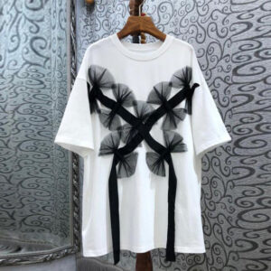 Футболка білого кольору з декором попереду