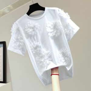 Футболка білого кольору прикрашена квітковим декором