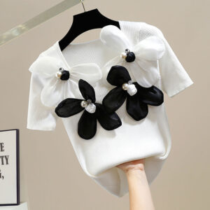 Футболка білого кольору прикрашена декоративною фурнітурою