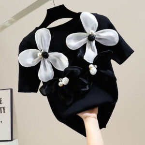 Футболка чорного кольору прикрашена декоративною фурнітурою