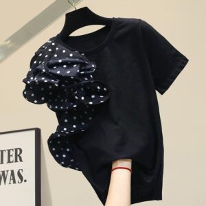 Футболка чорного кольору асиметрична з воланом в принт горох
