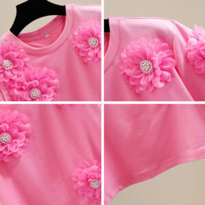 Футболка рожевого кольору прикрашена квітковим декором в колір