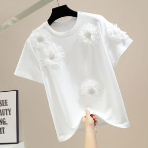 Футболка білого кольору прикрашена квітковим декором в колір