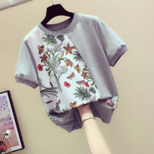 Футболка сірого кольору із вставкою в квітковий принт