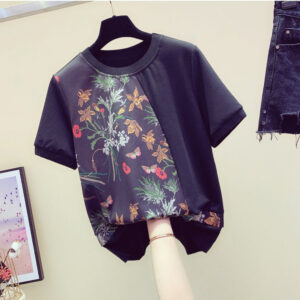 Футболка чорного кольору із вставкою в квітковий принт