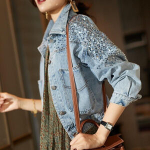 Джинсова куртка прикрашена паєтками