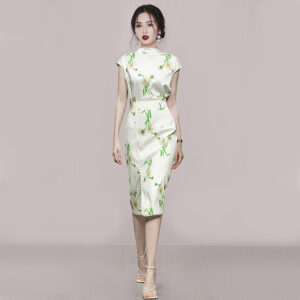 Костюм білого кольору в ніжний принт